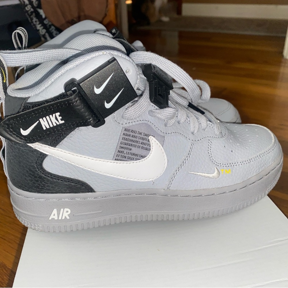 NIKE AIR FORCE 1 LV8 SIZE 4 Y